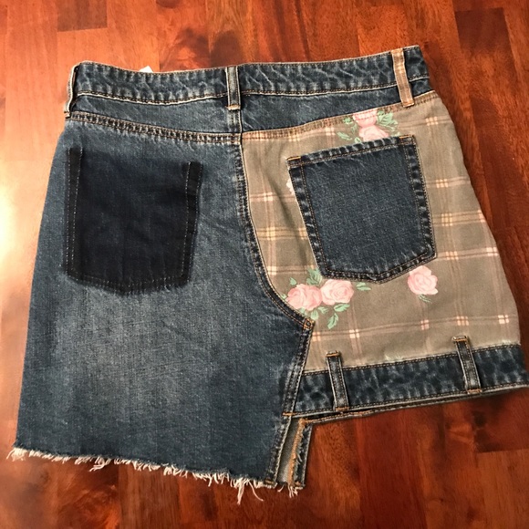 denim high rise skirt with patterns - Picture 2 of 4